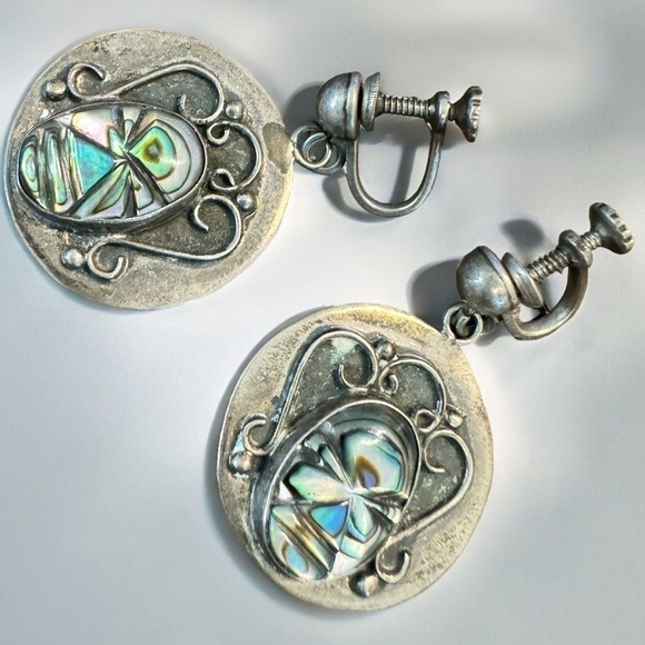 Taxco | 1940’s Carved Abalone Aztec Warrior Sterling Screw-Back Earrings - Picture 3 of 9